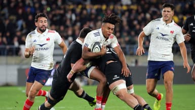 Théo Attissogbe plaqué par deux All Blacks pendant un test-match France-Nouvelle Zélande, le 12 juillet 2025