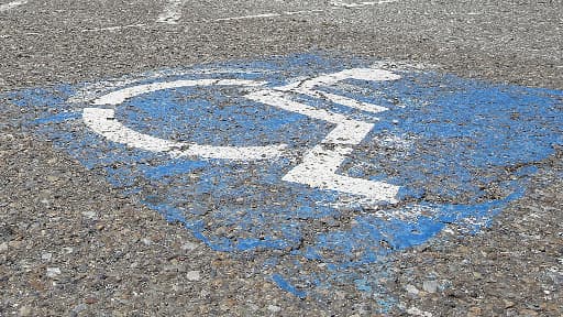 Le Sénat a voté jeudi le stationnement gratuit et sans limitation de durée pour les handicapés