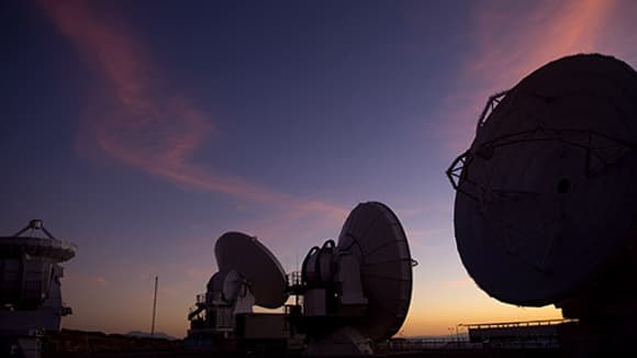 Les radiotéléscope du centre Alma, à la tombée de la nuit.