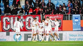 Les joueurs de Brest célèbrent avec leurs supporters à La Mosson, 26 novembre 2023