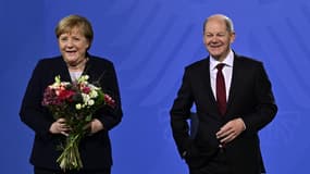 Le nouveau chancelier Olaf Scholz aux côtés d'Angela Merkel lors de la passation de pouvoir, le 8 décembre 2021.