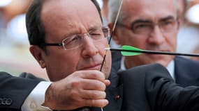 François Hollande s'essaye au tir à l'arc lors des JO de Londres en 2012