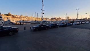 Des taxis bloquent le cours Jean-Ballard à proximité du Vieux-Port le dimanche 2 juin à Marseille.