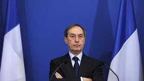 Le président du MoDem, François Bayrou, dénonce le "parachutage" du ministre de l'Intérieur, Claude Guéant, qui a fait savoir jeudi qu'il serait candidat aux élections législatives de 2012 à Boulogne-Billancourt (Hauts-de-Seine). /Photo prise le 2 décembr