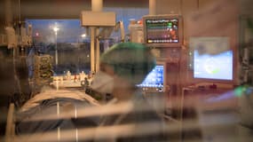 Le personnel médical prodigue des soins médicaux à un patient, le 4 novembre 2020, au CHU de Brest (Finistère).