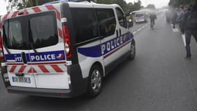 La police charge les manifestants à bord de véhicules.