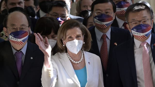 Nancy Pelosi, présidente de la chambre des représentants américaine, salue les journalistes lors de son arrivée au Parlement taïwanais le 3 août 2022.