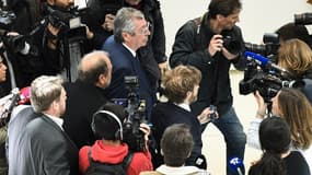 Le maire de Levallois-Perret, Patrick Balkany et son avocat entourés de journalistes à l'occasion de l'ouverture du procès ce lundi.