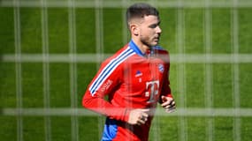 Lucas Hernandez reprend la course lors d'un entraînement du Bayern en mars 2023.