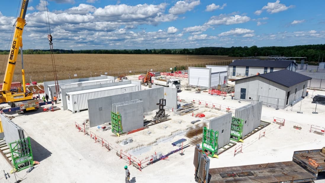 Le site de stockage bardée de batterie a été bâti en plein champ au nord du département de la Côte d'or. Le site de stockage bardée de batterie a été bâti en plein champ au nord du département de la Côte d'or.
