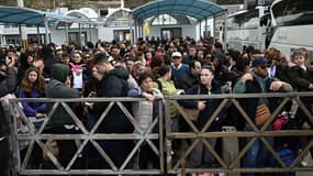 Des personnes attendent sur le quai pour embarquer sur un ferry dans le port de l'île grecque de Santorin, le 3 février 2025, après plusieurs séismes 