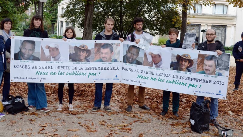 Des proches des otages enlevés en 2010 au Sahel pendant une mobilisation de soutien, le 9 octobre 2013.