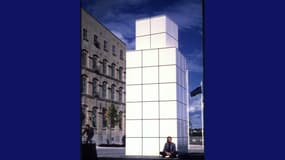 Jean-Pierre Raynaud pose devant son oeuvre peu après son installation, à Québec.