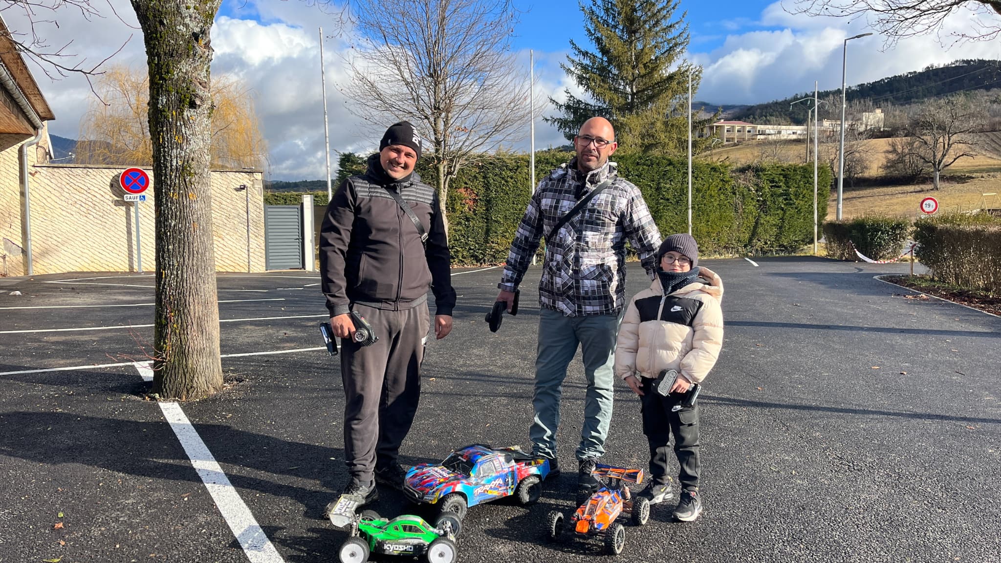 Cyril, Evan et Sylvain sont venus d'Aix-en-Provence pour assister pour la première fois au Rallye Monte-Carlo, le 23 janvier 2025.