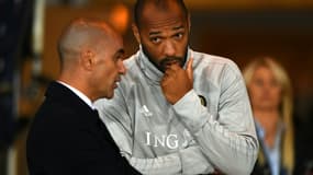 Le sélectionneur espagnol de l'équipe de Belgique, Roberto Martinez, discute avec son adjoint, le Français Thierry Henry, après le match amical contre l'Ecosse, remporté 4-0, le 7 septembre 2018 à Glasgow