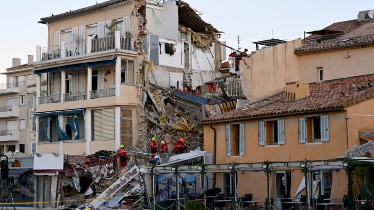 Des pompiers fouillent les décombres d'un immeuble qui s'est effondré après une explosion le 7 décembre 2021 à Sanary-sur-Mer