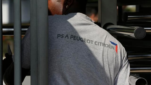 Le travail a repris mardi à l'usine PSA d'Aulnay-sous-Bois, où, selon la CGT, les personnels du site condamné pourraient décider la semaine prochaine d'une action collective. /Photo prise le 4 septembre 2012/REUTERS/Philippe Wojazer