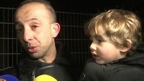 Un parent d'élève soulagé après avoir récupéré son enfant à Forest en Belgique le 15 mars 2016.