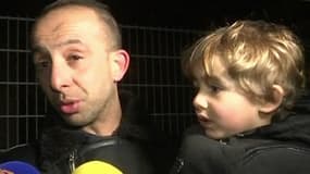 Un parent d'élève soulagé après avoir récupéré son enfant à Forest en Belgique le 15 mars 2016.