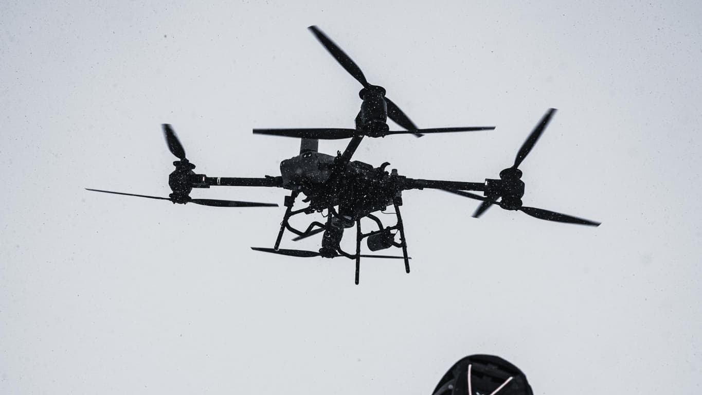 Un drone piloté par un télépilote du PGHM de Chamonix. Un drone piloté par un télépilote du PGHM de Chamonix.