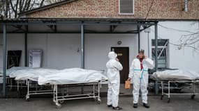 Devant la morgue de Boutcha, en Ukraine, le 19 avril 2022