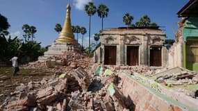 Pagode bouddhiste partiellement détruite dans le village de Ma Lar. Un violent séisme d'une magnitude de 6,8 sur l'échelle de Richter a fait au moins six morts et 15 disparus dimanche dans la région de Mandalay, deuxième ville de Birmanie située dans le c