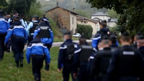 Des gendarmes de la compagnie de Bourgoin-Jallieu, lors des recherches pour retrouver Victorine, en Isère, le 28 septembre 2020.