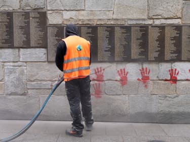 Un agent nettoie les tags sur le Mur des Justes, le 14 mai 2024 à Paris