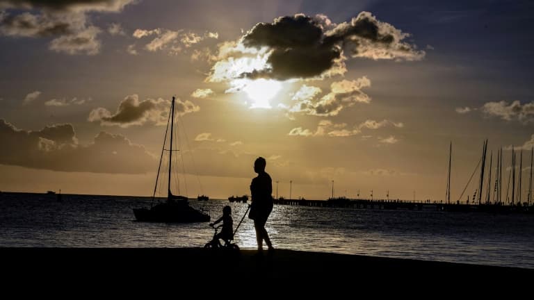 Une femme et son enfant à Fort-de-France, le 30 novembre 2021