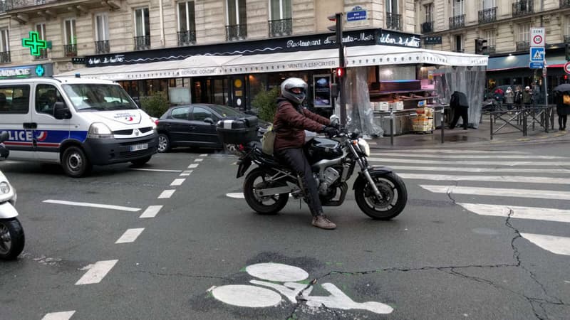 Un sas vélo non respecté à Paris en 2018.