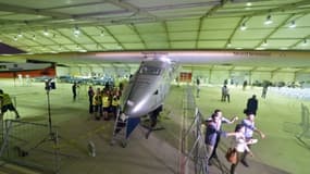 Des techniciens autour de l'avion solaire Solar Impulse 2, le 16 juillet 2016 au Caire