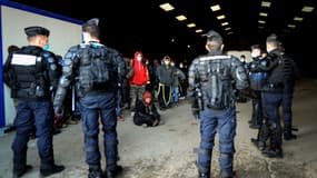 Des gendarmes dispersent les participants de la rave-party qui s'est déroulée durant 36 heures à Lieuron (Ille-et-Vilaine), le 2 janvier 2021
