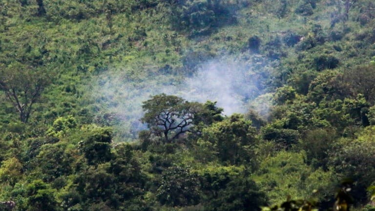 L'avion du pilote mort se serait écrasé dans une montagne alors qu'il volait à très basse altitude.