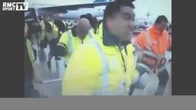Les All Blacks accueillis à l’aéroport par un haka