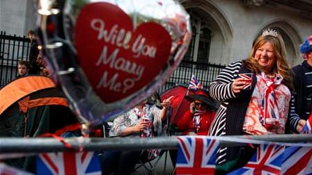 Sur le trottoir situé en face de l'abbaye de Westminster. L'attente touche à sa fin en Grande-Bretagne à quelques heures du mariage du prince William et de Kate Middleton à l'abbaye de Westminster de Londres qui devrait attirer des milliers de badauds et
