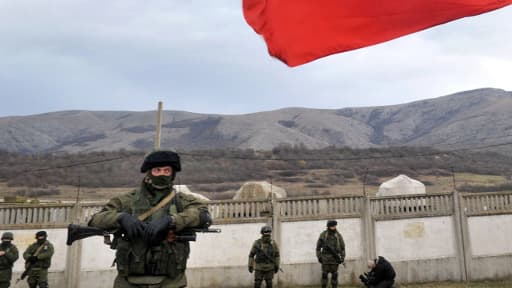 Des hommes armés devant une base militaire près du village de Perevalne, à 20km au sud de Simféropol.