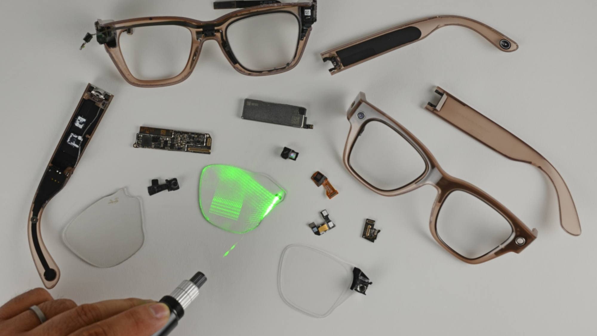Les Ray-ban Meta Display une fois démontées Les Ray-ban Meta Display une fois démontées
