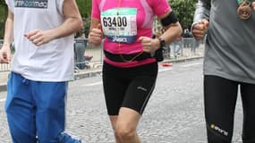 Muriel Hatem au Marathon de Paris, entourée de son fils (à gauche) et de son compagnon (à droite).