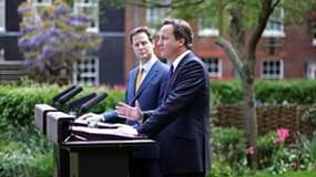 Le nouveau Premier ministre britannique David Cameron (à droite) et son vice-Premier ministre Nick Clegg, lors de leur première conférence de presse commune. Conservateurs et libéraux démocrates ont présenté l'équipe et les principaux objectifs du premier