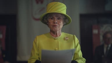 Imelda Staunton (Elizabeth II) dans "The Crown", saison 6, diffusée en deux parties.