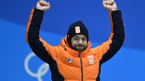 Le Néerlandais Sjinkie Knegt célèbre sa médaille d'agent le 11 février à Pyeongchang (Corée du Sud)