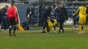 Benoît Tavenot, coach de Bastia, s'emporte contre un joueur de Pau lors de la 20e journée de Ligue 2, 24 janvier 2025