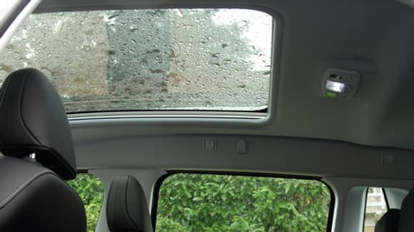 L'habitacle est très lumineux grâce aux grandes vitres latérales, et surtout grâce au toit vitré. L'habitacle est très lumineux grâce aux grandes vitres latérales, et surtout grâce au toit vitré.