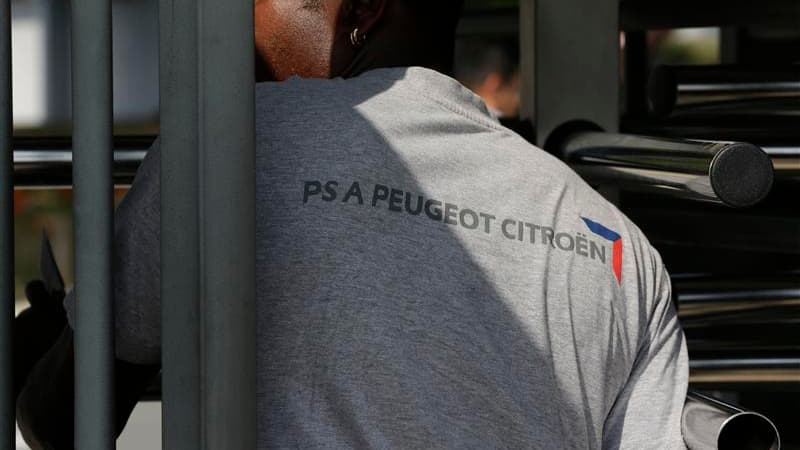 Le travail a repris mardi à l'usine PSA d'Aulnay-sous-Bois, où, selon la CGT, les personnels du site condamné pourraient décider la semaine prochaine d'une action collective. /Photo prise le 4 septembre 2012/REUTERS/Philippe Wojazer