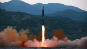 Photo d'illustration fournie le 14 mai 2017 par l'agence officielle nord-coréenne Kcna d'un tir de missile balistique nord-coréen dans un lieu non précisé  , KCNA VIA KNS/AFP
