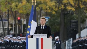 Emmanuel Macron s'exprime lors du 100e anniversaire de la flamme du Soldat inconnu à l'Arc de Triomphe, le 11 novembre 2023
