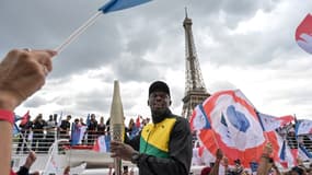 Usain Bolt porte la torche olympique à Paris, le 25 juillet 2023.
