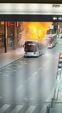 Paris: les images du bus RATP qui a pris feu à Paris - Témoins BFMTV