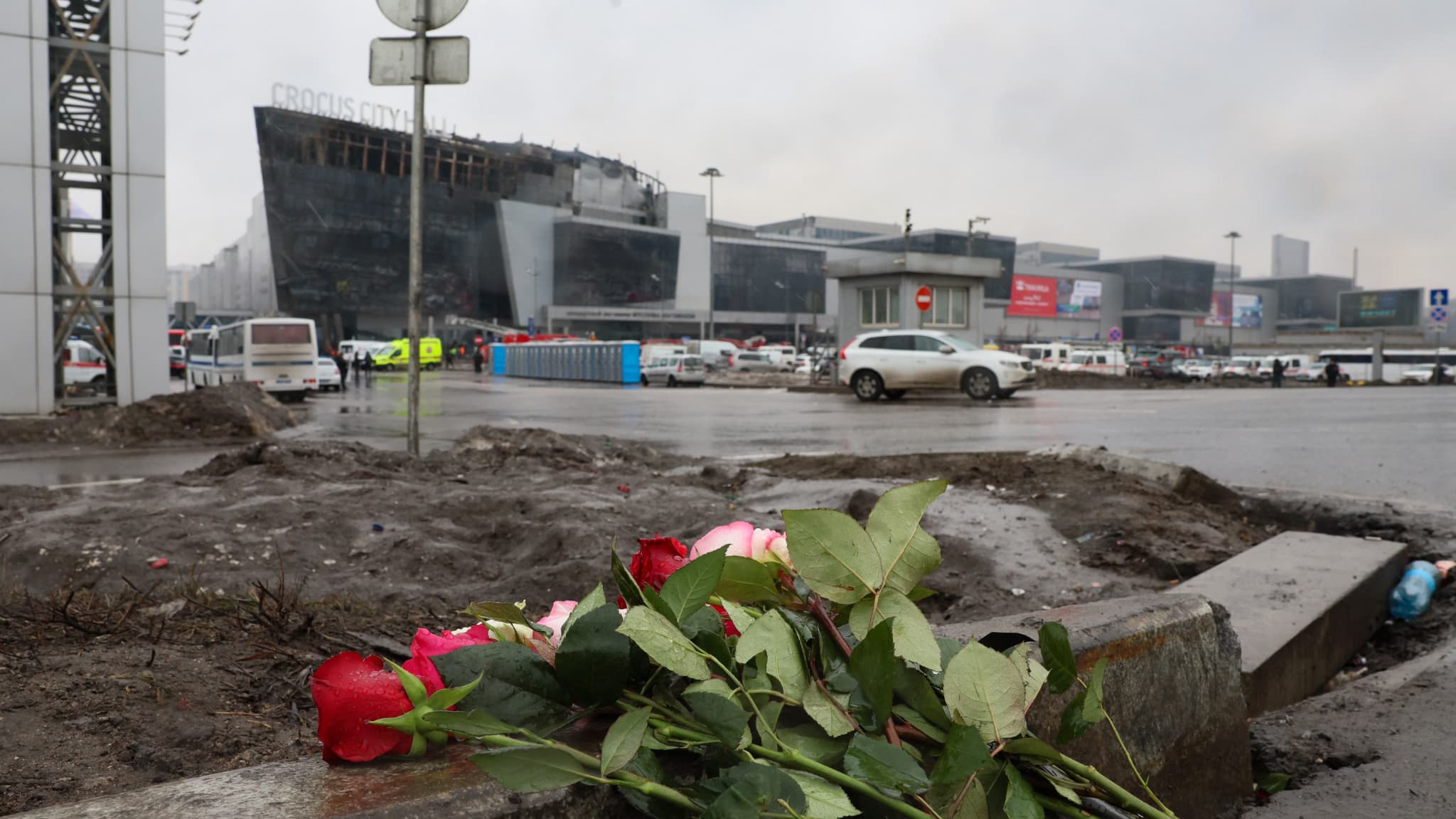 Des fleurs déposées samedi matin devant la salle de concert, prise pour cible par des terroristes vendredi soir. L'attaque a fait au moins 60 morts et 115 blessés. 