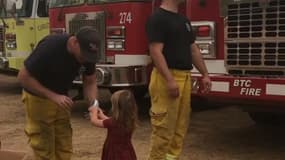 En Californie, cette petite fille aide les pompiers... à sa manière
